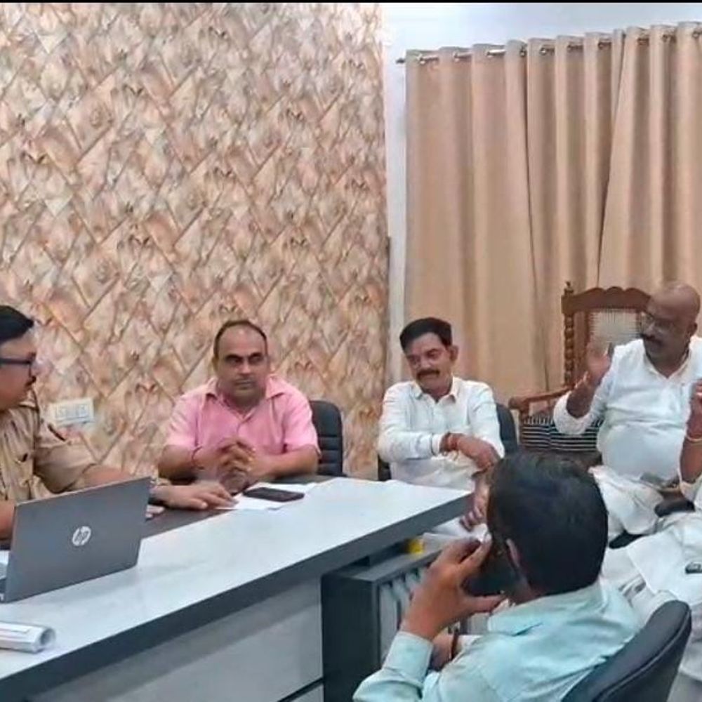 कार भिड़ने पर भाजपा और कांग्रेस नेता के बीच मारपीट:कांग्रेस नेता को थाने लाई पुलिस, दोनों पक्षों में समझौते के बाद मामला सुलटा