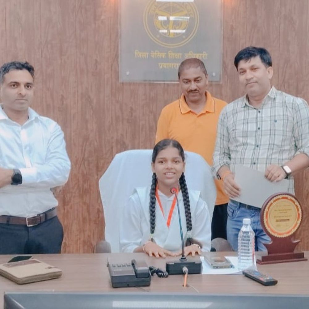 एक दिन की BSA बनी छात्रा अंशिका:प्रयागराज में मिशन शक्ति अभियान के तहत छात्राएं अफसर बनकर समझीं बारीकियां