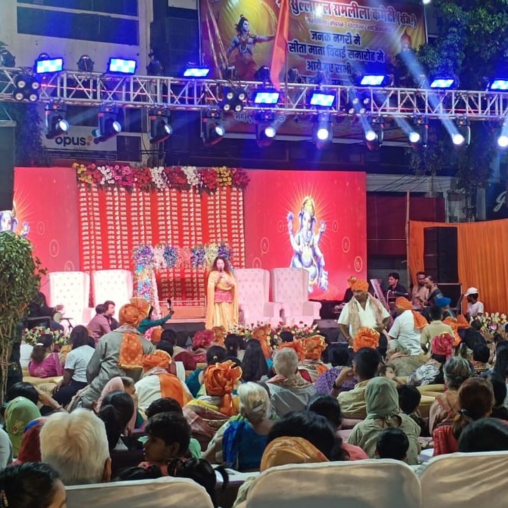 रामलीला में हुई सीता की विदाई, VIDEO:गाजियाबाद में देखने के लिए लगी भीड़, हाथ जोड़कर लिया आशीर्वाद