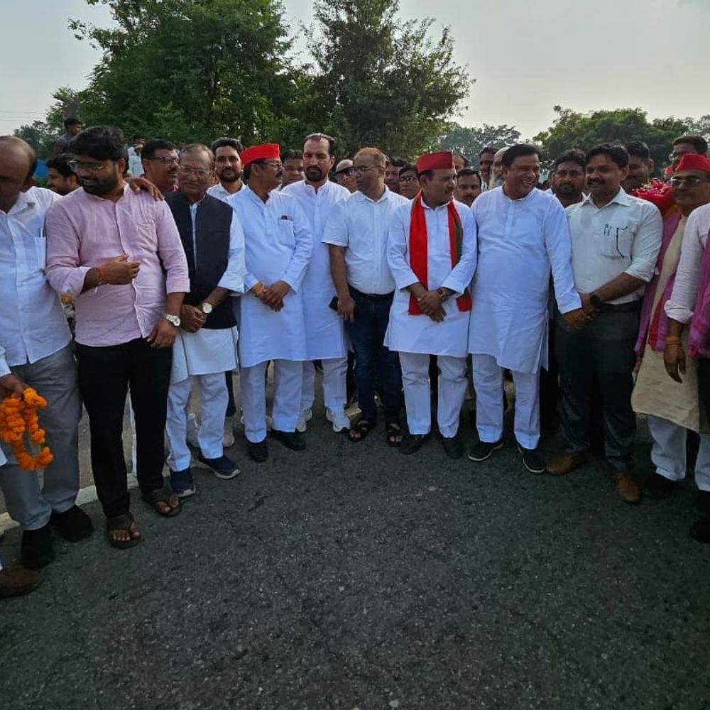 आजम खान की रिहाई पर सपा दफ्तर में जश्न:सपाइयों ने बांटी मिठाई, जमकर की आतिशबाजी, बोले- संविधान की जीत