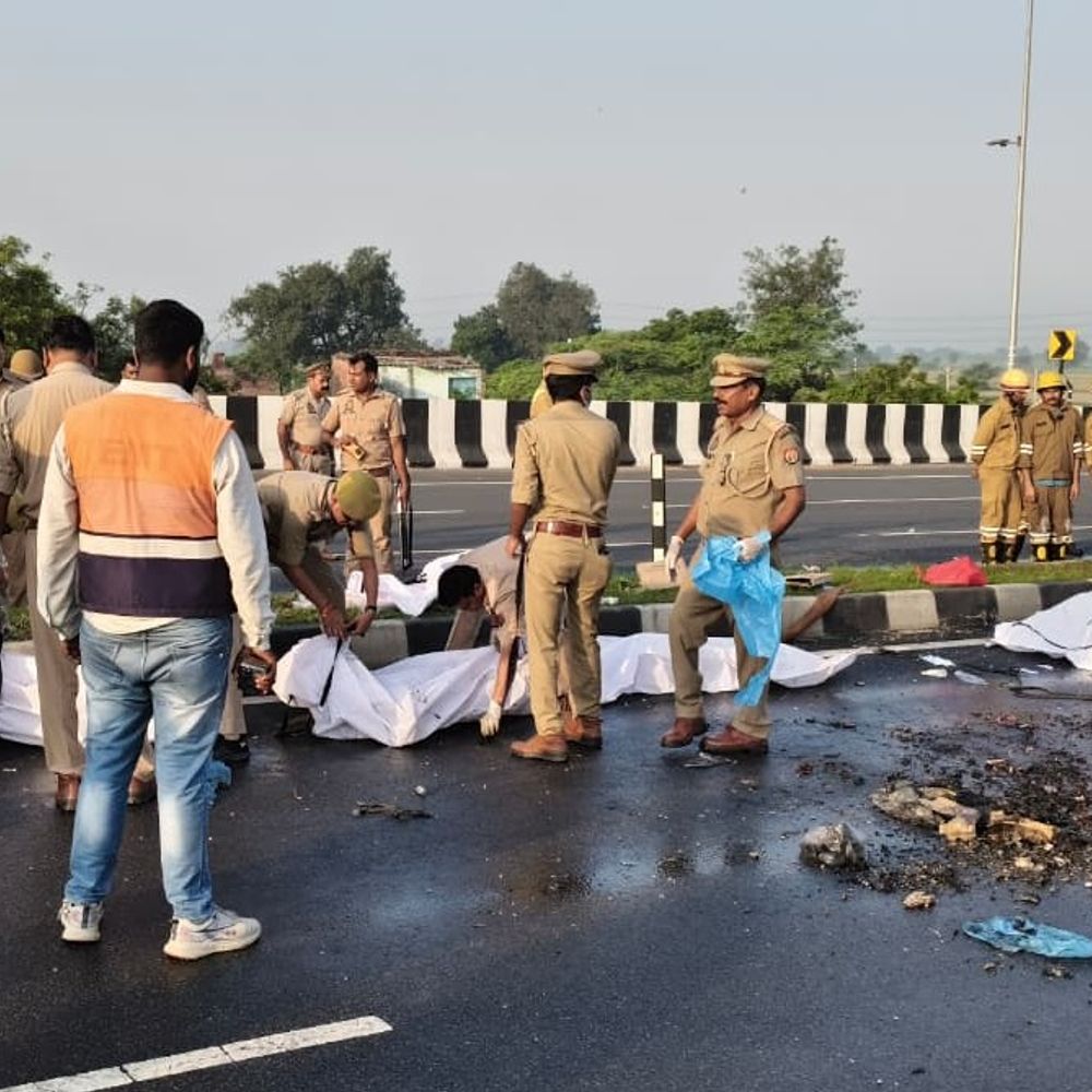 कार-कैंटर की भीषण भिड़ंत, 4 जिंदा जले:अलीगढ़ में कानपुर हाईवे पर हुई आमने-सामने की टक्कर, टायर फटने से हादसा