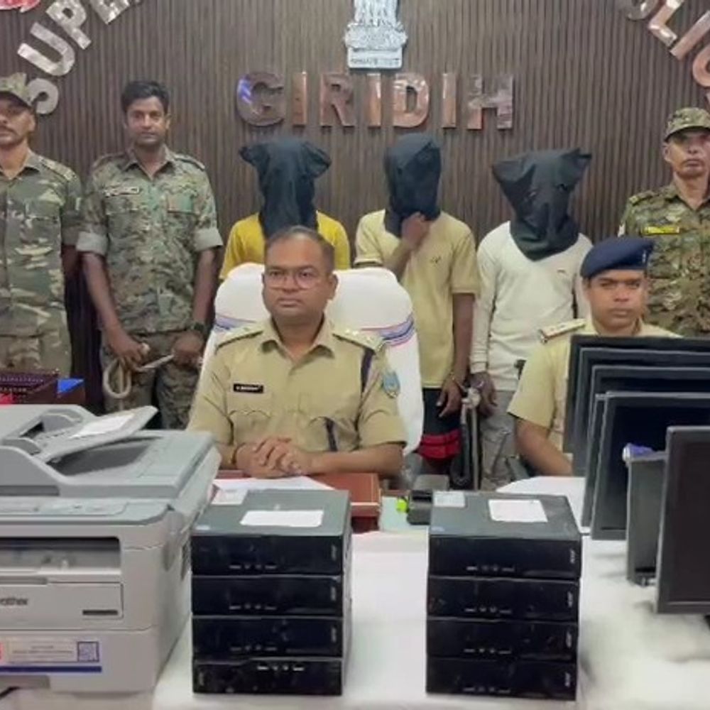 स्कूल से चोरी हुए कंप्यूटर और सामान की बरामदगी:  गिरिडीह में तीन चोर गिरफ्तार, 11 डेस्कटॉप कंप्यूटर समेत लाखों का सामान जब्त – Giridih News