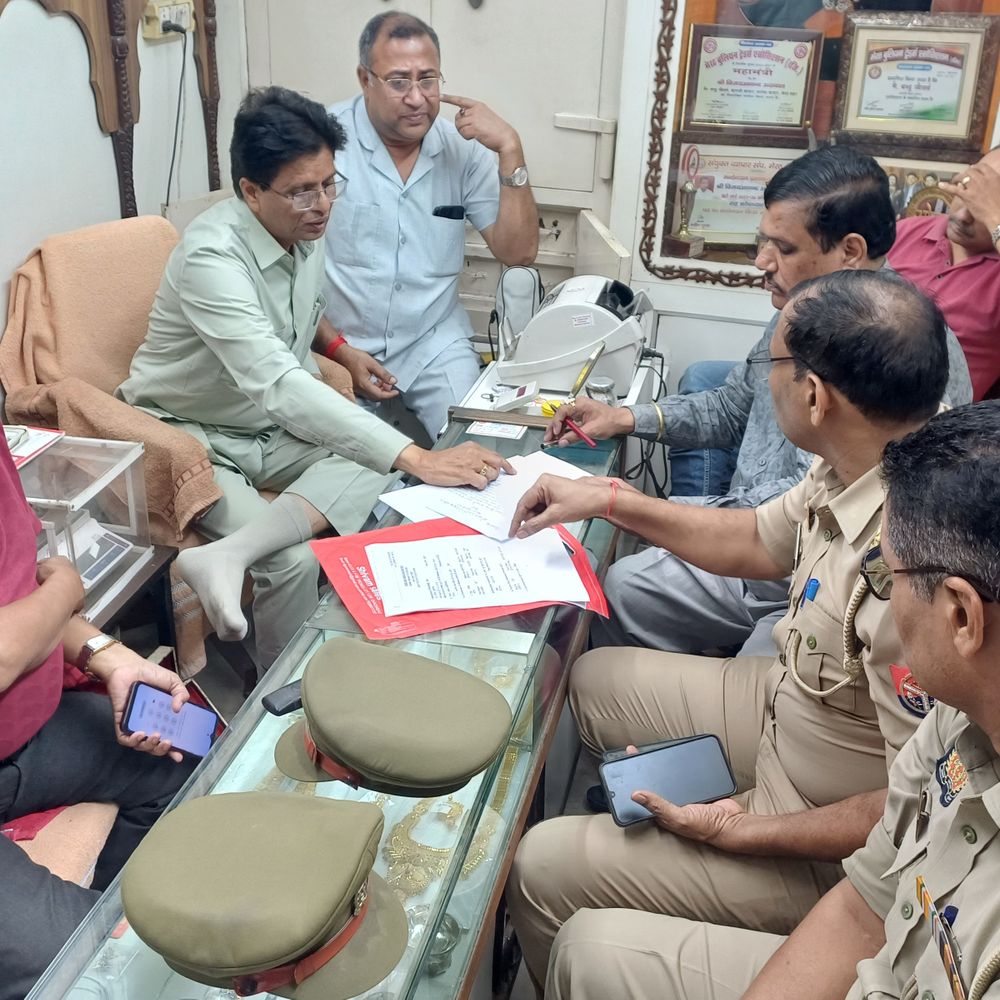 सराफा कारोबारी विजय आनंद को मिली धमकी:एक किलो सोना लेकर फरार चल रहे आरोपी ने आकर धमकाया, भारी पुलिस बल मौजूद