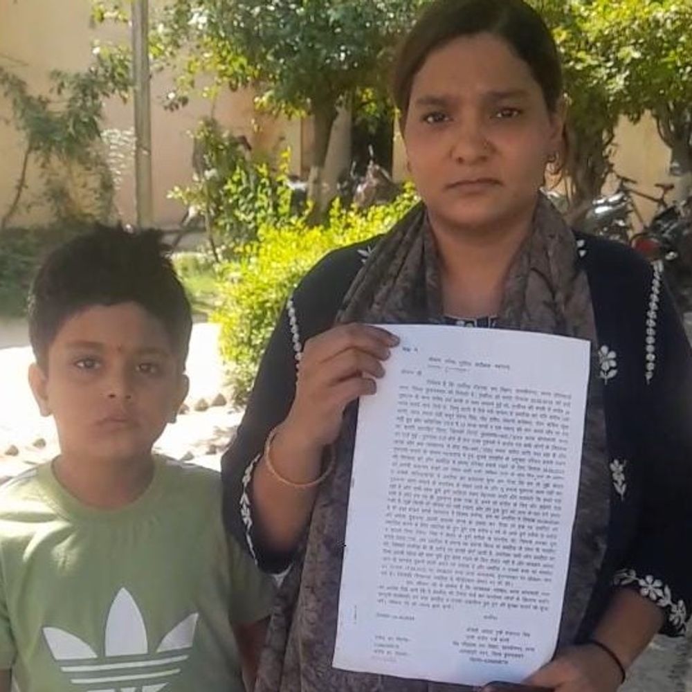 दहेज के लिए पति ने पत्नी और बच्चे को पीटा:बुलंदशहर में महिला ने एसएसपी से मांगी मदद, पति दूसरी शादी की फिराक में