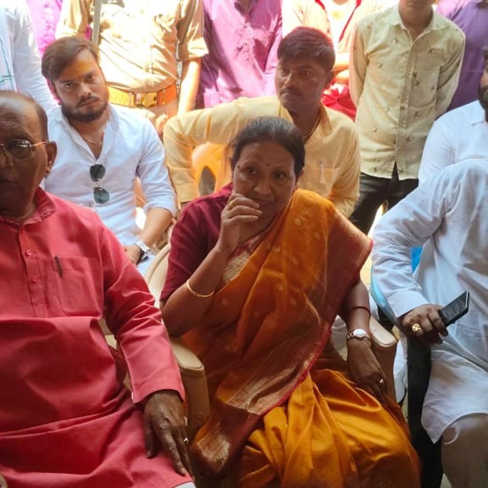 कायमगंज में दुष्कर्म पीड़िता से मिलीं भाजपा महिला मोर्चा अध्यक्ष:परिवार को दिया न्याय का भरोसा, कंप्यूटर सेंटर पर लव जिहाद का आरोप