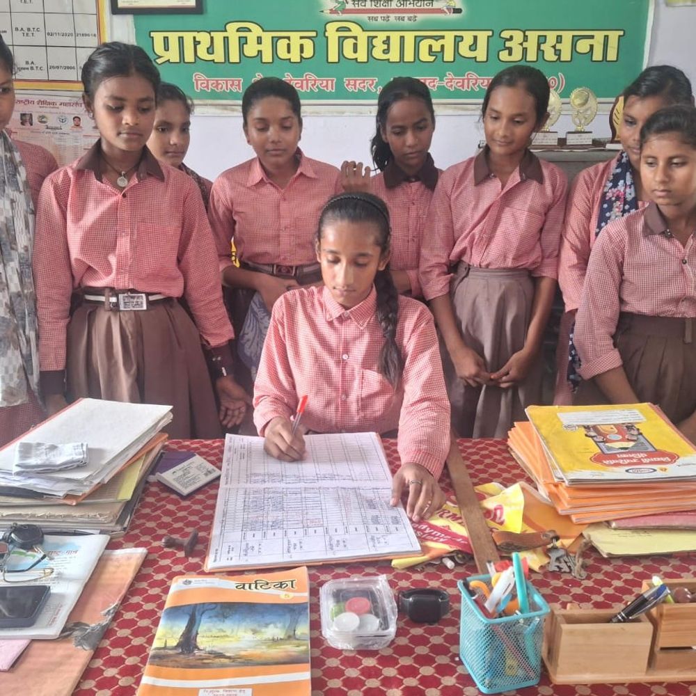 कक्षा 7 की छात्रा एक दिन की प्रिंसिपल बनी:देवरिया में बालिका सशक्तिकरण की पहल, रजिस्टर चेक किए