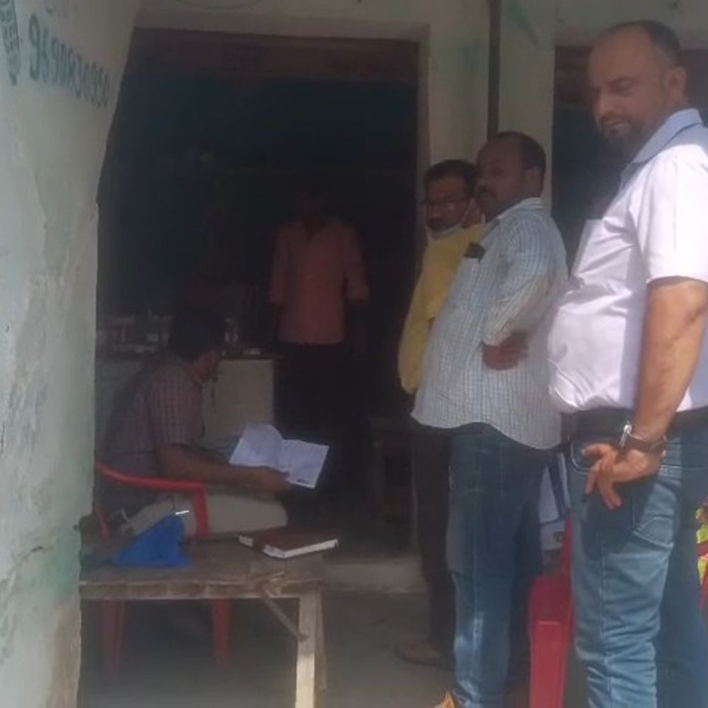 पीलीभीत में 15 साल से चल रहा फर्जी क्लीनिक सील:बिना डिग्री और पंजीकरण के डॉक्टर बनकर कर रहा था इलाज