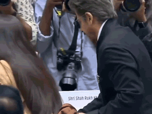 रानी की साड़ी और बाल संवारते नजर आए शाहरुख खान:नेशनल फिल्म अवॉर्ड इवेंट का वीडियो वायरल, एक्टर को यूजर्स ने बताया जेंटलमैन