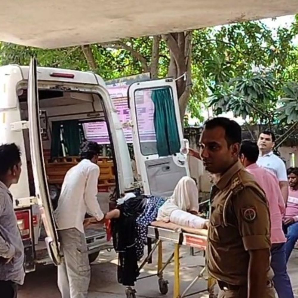 कानपुर में सड़क हादसे में युवक की मौत:डिवाइडर पर लगे लोहे के एंगल से टकराई बाइक, पत्नी भी घायल