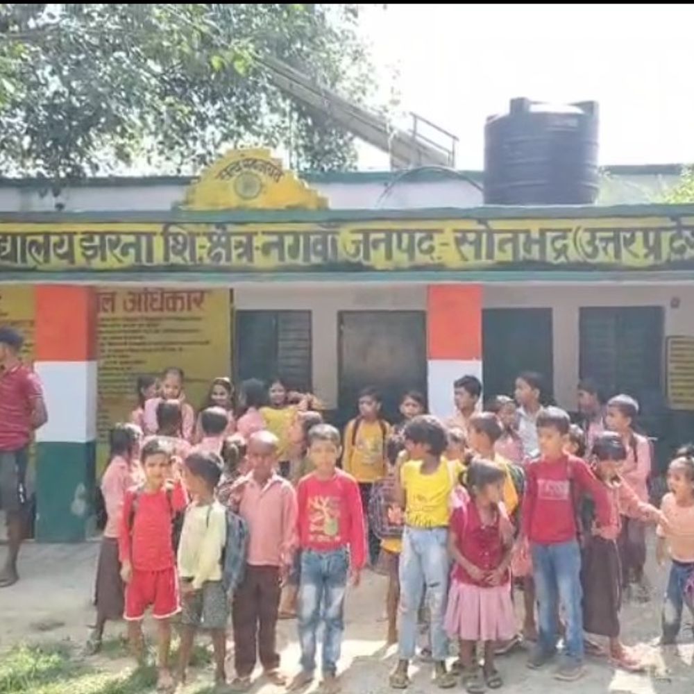 सोनभद्र में दो दिन से स्कूल में नहीं पहुंचे शिक्षक:ताला बंद होने से लौटे बच्चे, ग्रामीणों में आक्रोश