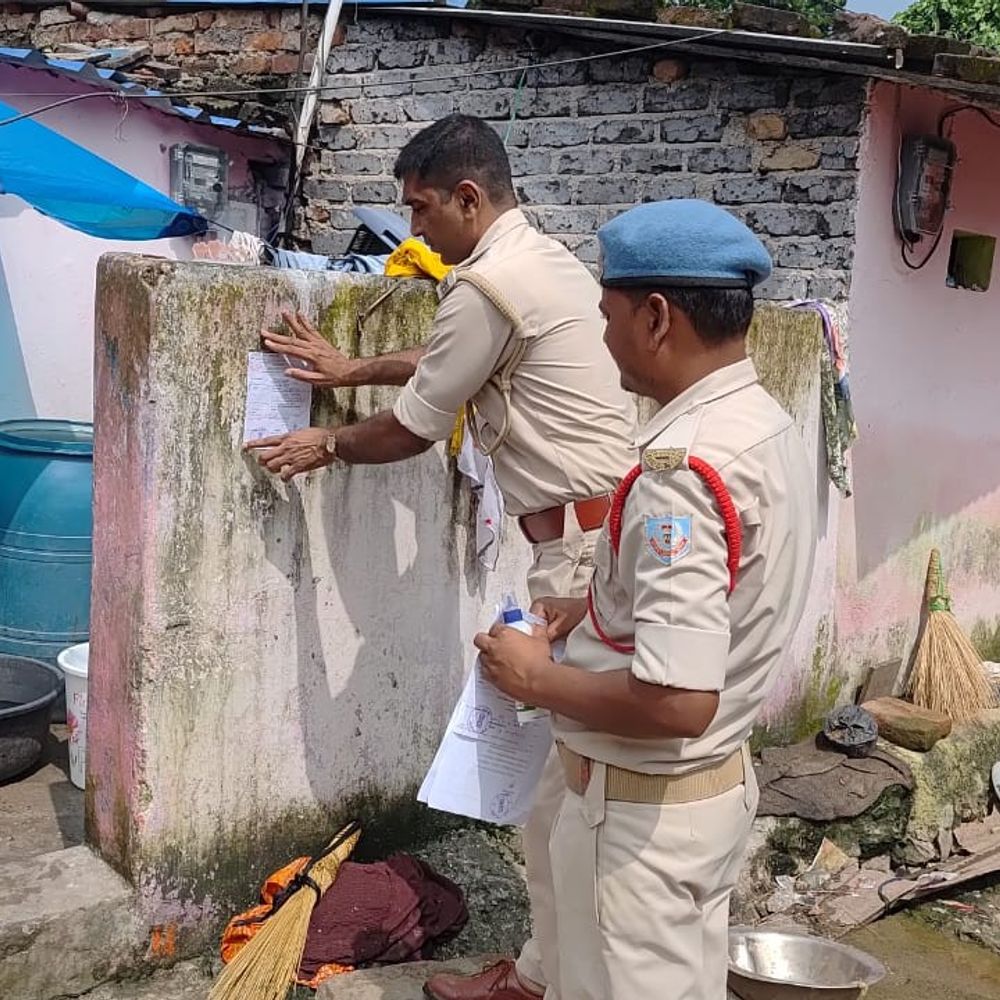 एनडीपीएस एक्ट में फरार आरोपी की तलाश:  चक्रधरपुर में मादक पदार्थ कारोबारी के घर पुलिस ने चिपकाया इश्तिहार – Chaibasa (West Singhbhum) News