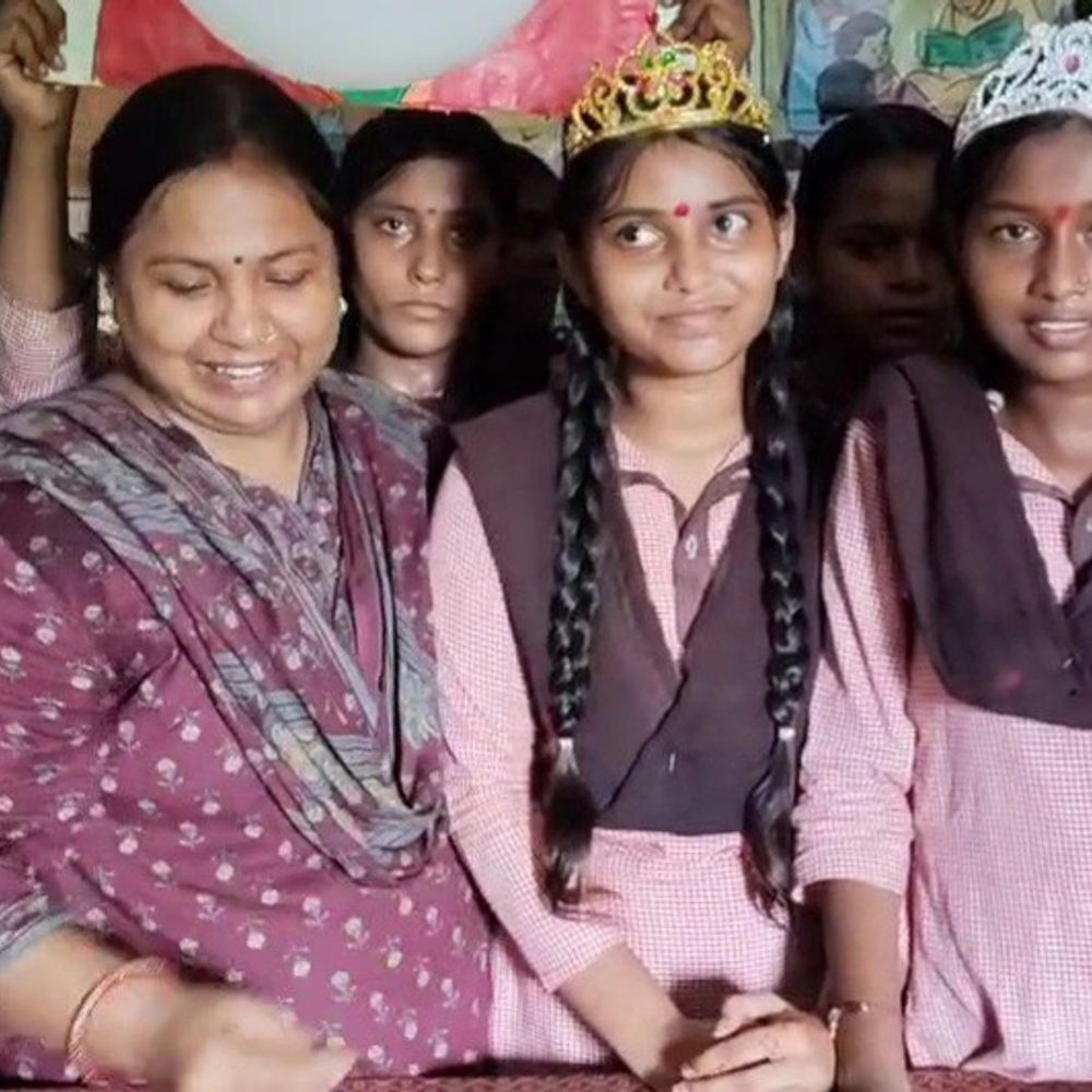 भदोही में नवरात्रि पर मनाया गया मीना दिवस:स्कूल में छात्राओं ने रंगोली, पेंटिंग और नुक्कड़ नाटक से दिया जागरूकता का संदेश