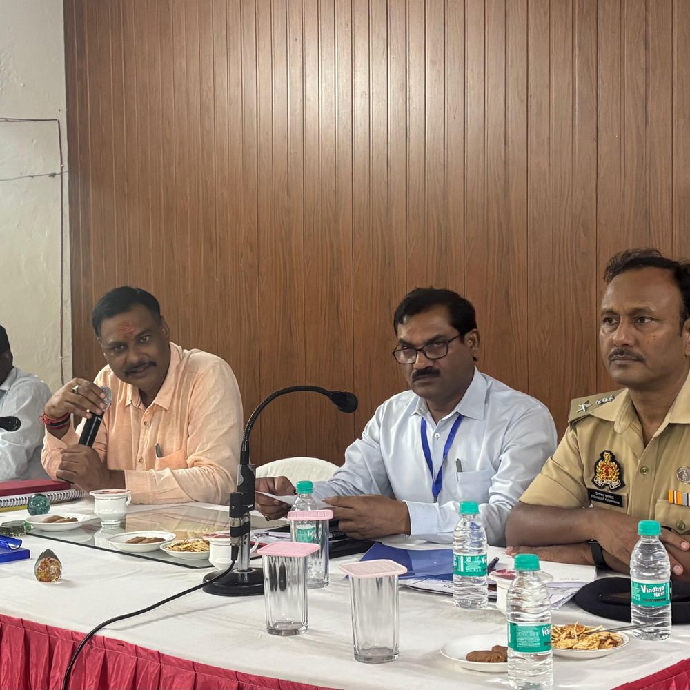 विंध्याचल नवरात्र मेला की तैयारियों का जायजा:डीएम ने अधिकारियों को दिए सुरक्षा और व्यवस्था के निर्देश, घाटों पर बैरिकेडिंग पर जोर