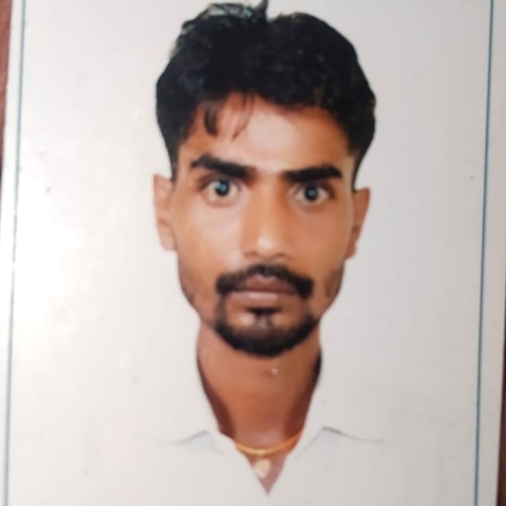कुशीनगर में ई-रिक्शा चालक की हत्या:युवक ने ईंट से किया हमला, सवारियों की तलाश में खड़ा था, पुरानी रंजिश की आशंका