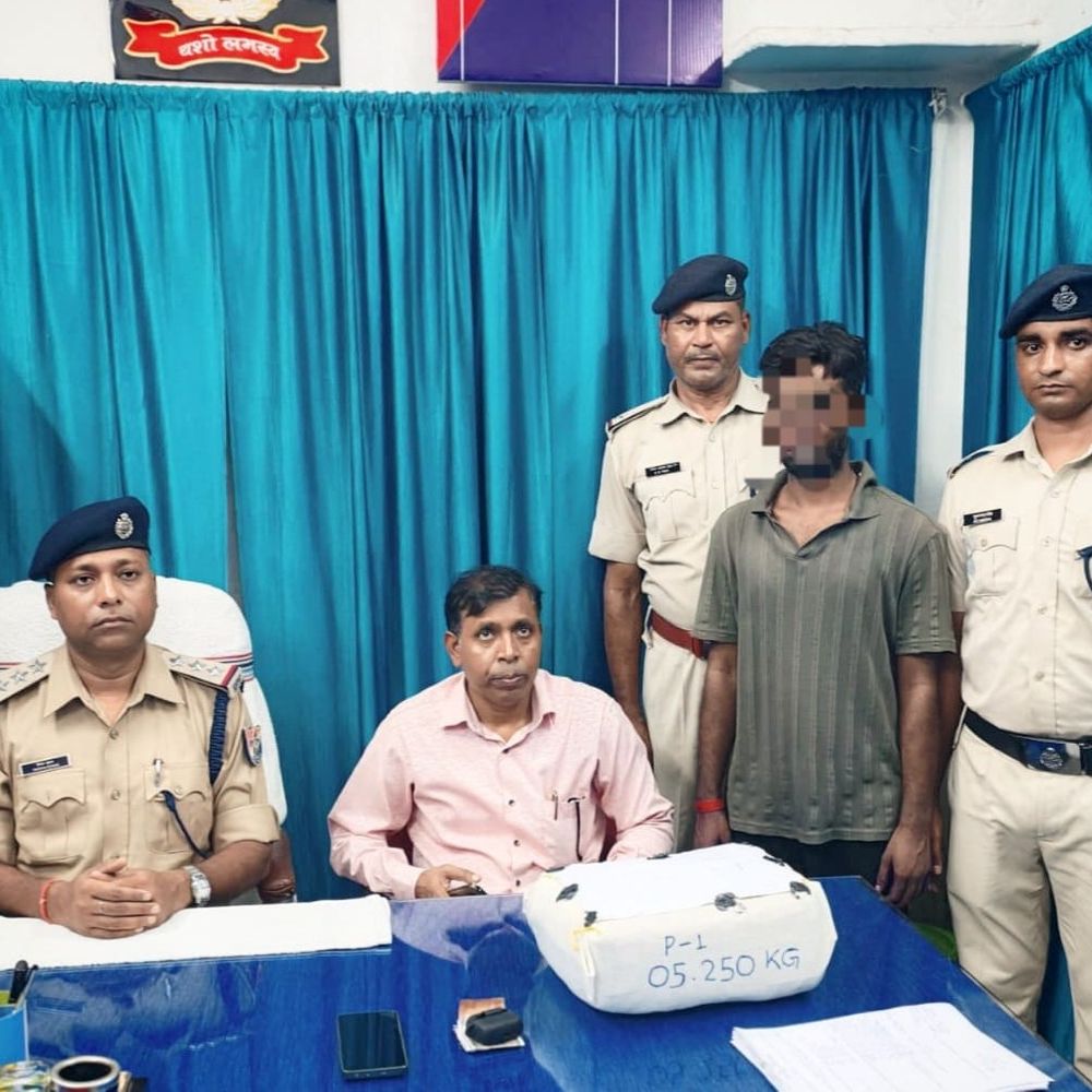 कोडरमा में गांजा तस्कर गिरफ्तार:  ट्रेन से 75 हजार का 5 किलो गांजा जब्त, बिहार ले जा रहा था आरोपी – koderma News