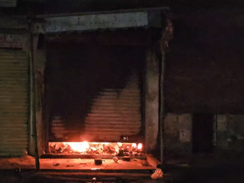 कोडरमा में खिलौने की दुकान जल कर राख:  शॉर्ट सर्किट की वजह से आगजनी, जब तक आग पर काबू पाया, तब तक सब जल कर राख – koderma News