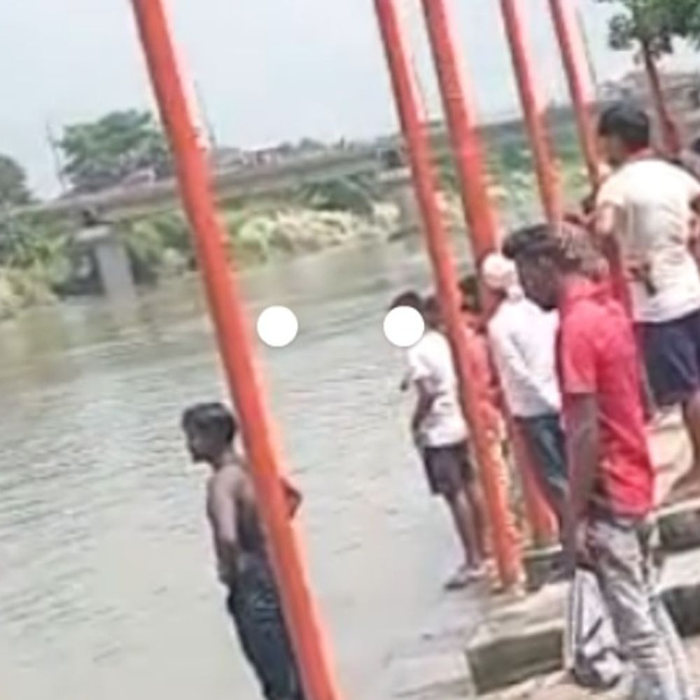 छोटी गंडक नदी में नहाने गए दो बच्चे डूबे:ग्रामीणों ने 13 साल के अमन को बचाया, आदित्य की NDRF कर रही तलाश