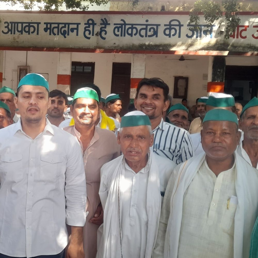 बिजली कर्मचारियों पर रात में घरों में घुसने का आरोप:गुलावठी क्षेत्र में महिलाओं ने मचाया शोर, ग्रामीणों ने बंधक बनाया; भाकियू ने डीएम को सौंपा ज्ञापन