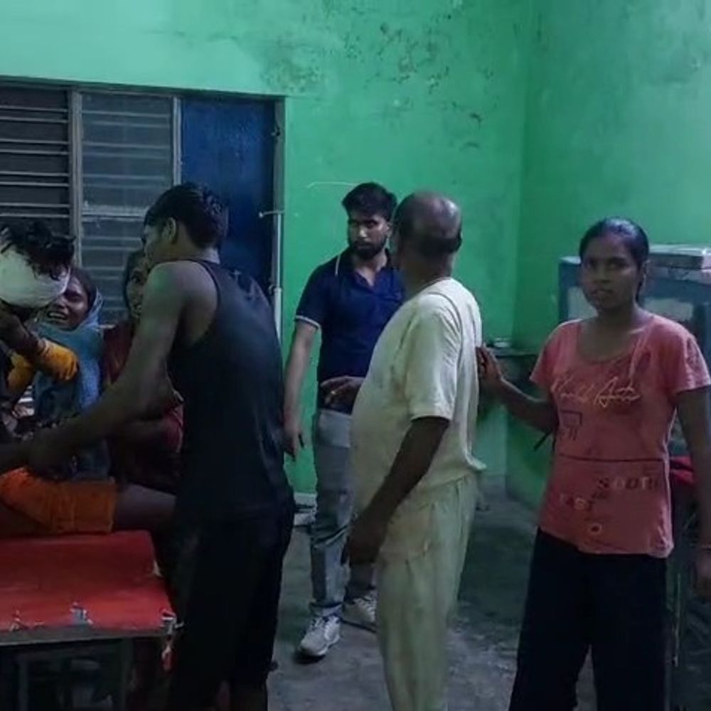 3 लोगों ने युवक पर तलवारों से किया हमला:जिला अस्पताल रेफर, सिर पर आई गंभीर चोटें