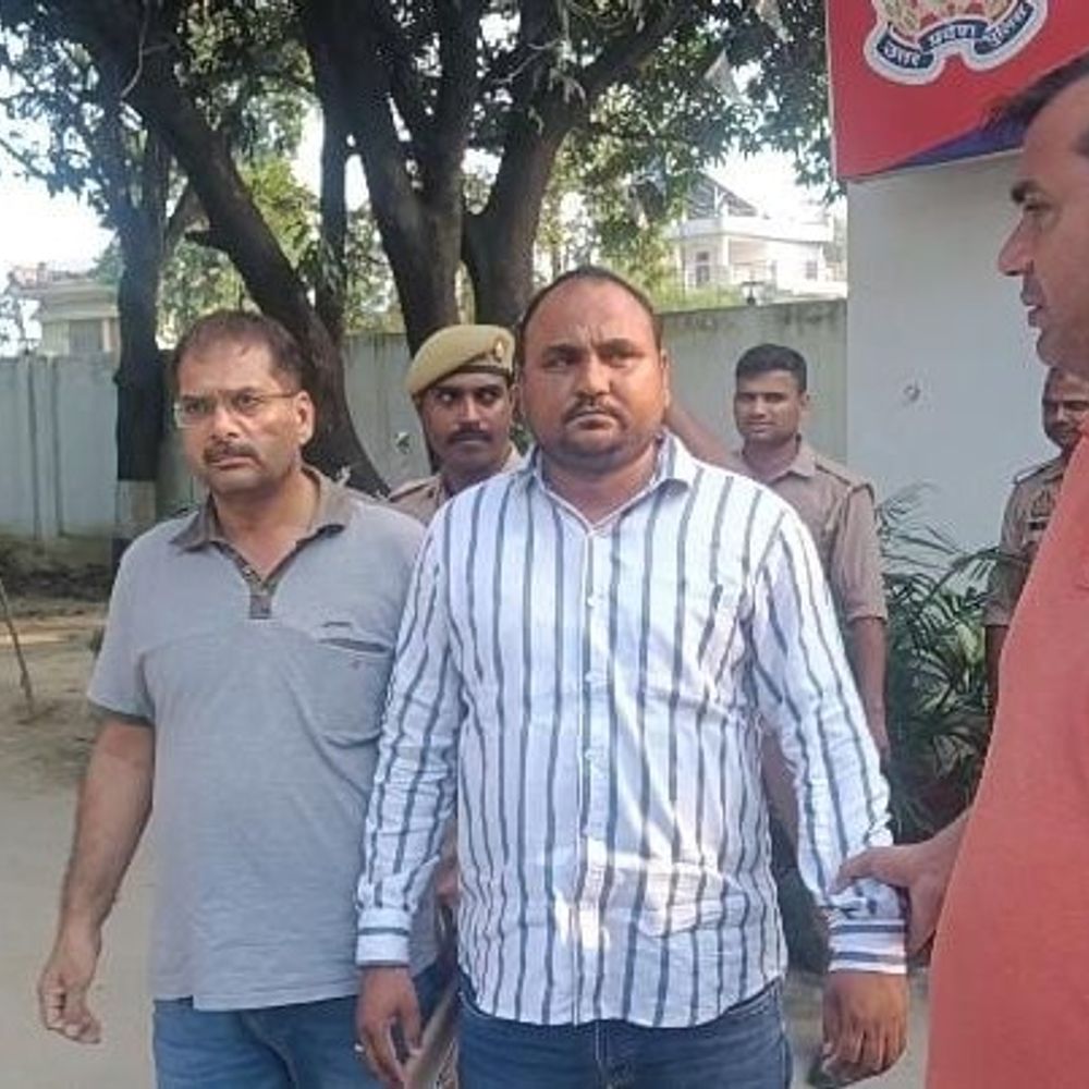अम्बेडकरनगर के कटेहरी ब्लॉक में मनरेगा ऑपरेटर रिश्वत लेते गिरफ्तार:एंटी करप्शन संगठन की अयोध्या टीम ने की कार्रवाई, पांच हजार रुपए की मांग की थी