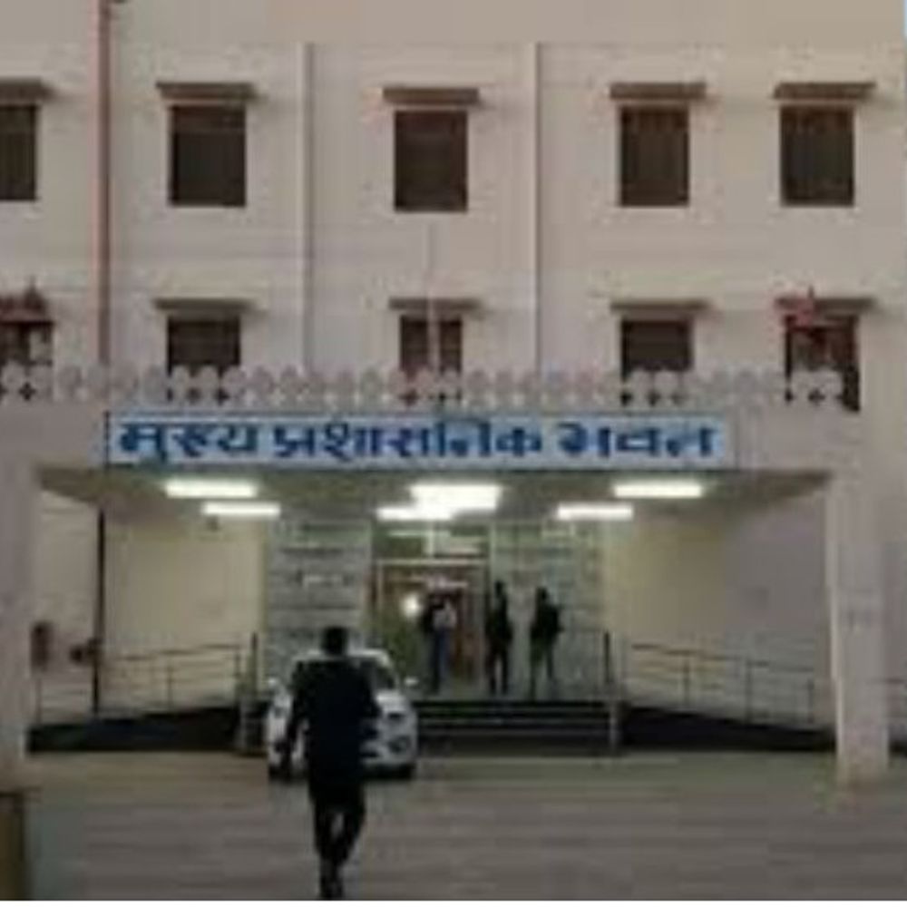 सात सौ किलोमीटर दूर गए प्रिंसिपल:अलवर से बाड़मेर तक भेजा, 1300 प्रिंसिपल का बिना आवेदन ट्रांसफर, देने होंगे भत्ते
