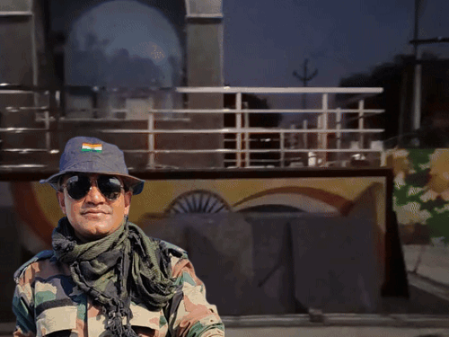 शहीद की प्रतिमा खंडित, सदमे में पिता की मौत:सिरसा में बारिश में धंसा था स्मारक, फोटो देख रोते रहे रिटायर्ड फौजी