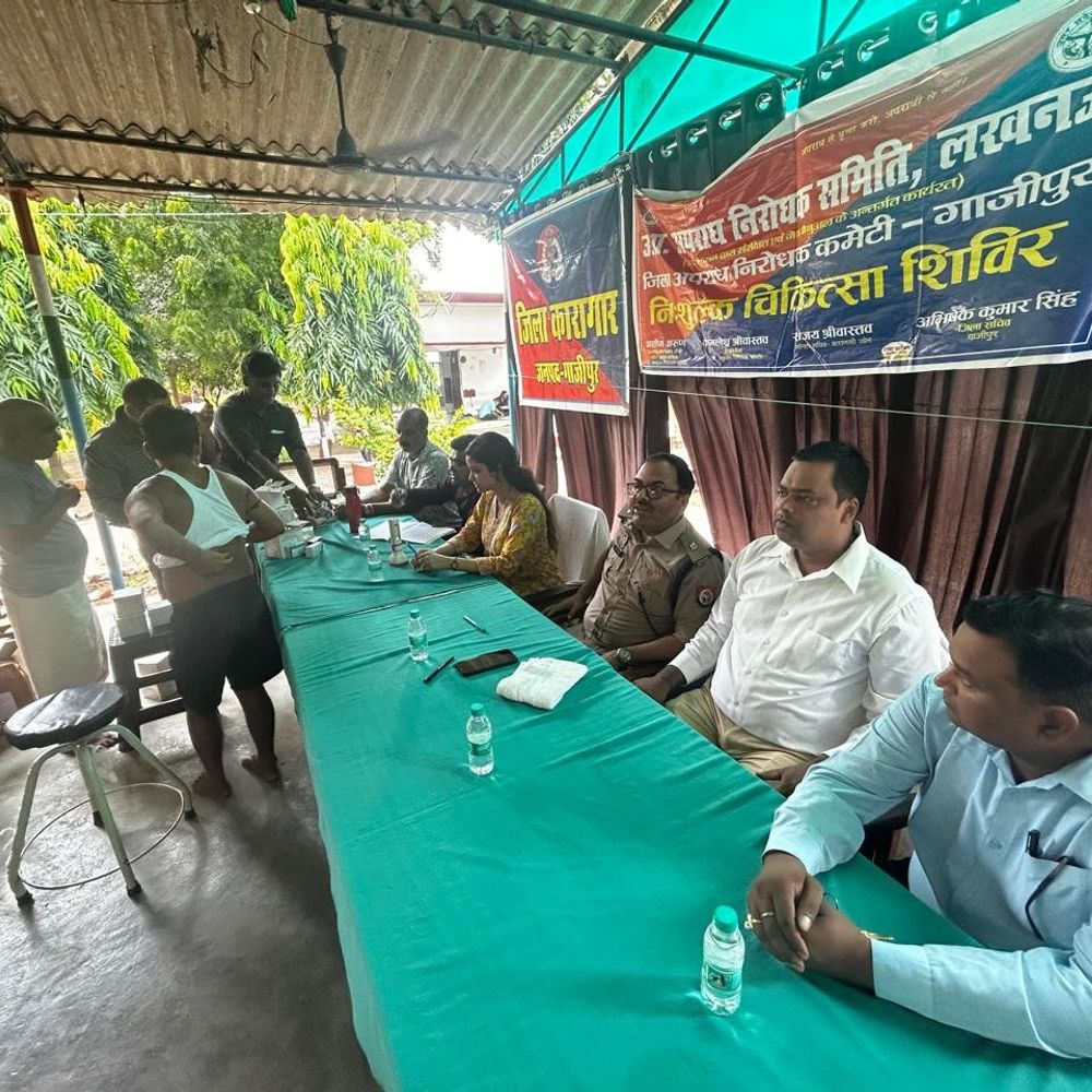 जिला कारागार गाजीपुर में मेडिकल कैंप:त्वचा रोग से पीड़ित 135 बंदियों का इलाज, दवाएं वितरित