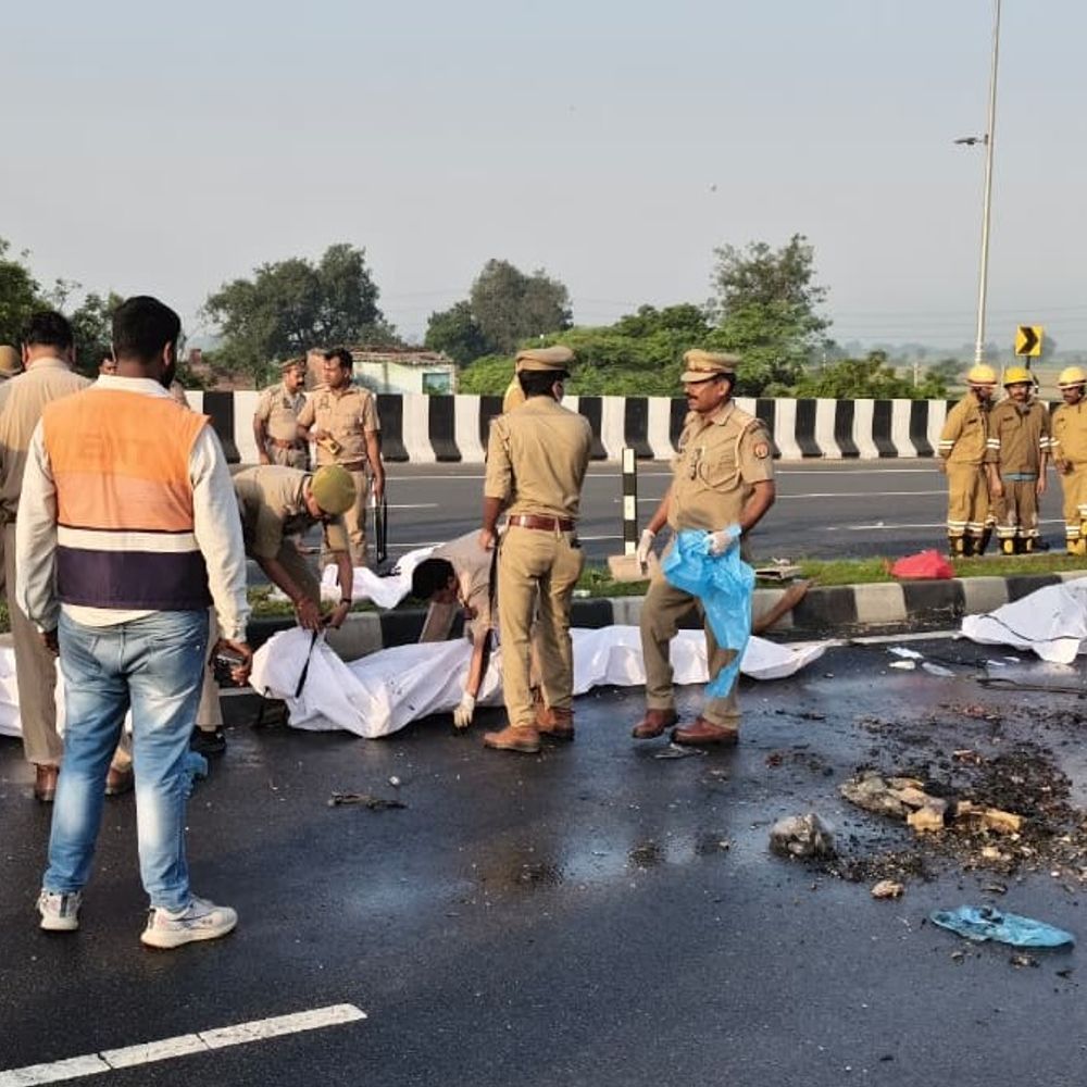 कार में सवार थे 7 दोस्त, 2 उतर गए थे:देर रात तक सभी ने की थी जन्मदिन की पार्टी, अलीगढ़ आते समय हुए हादसे का शिकार