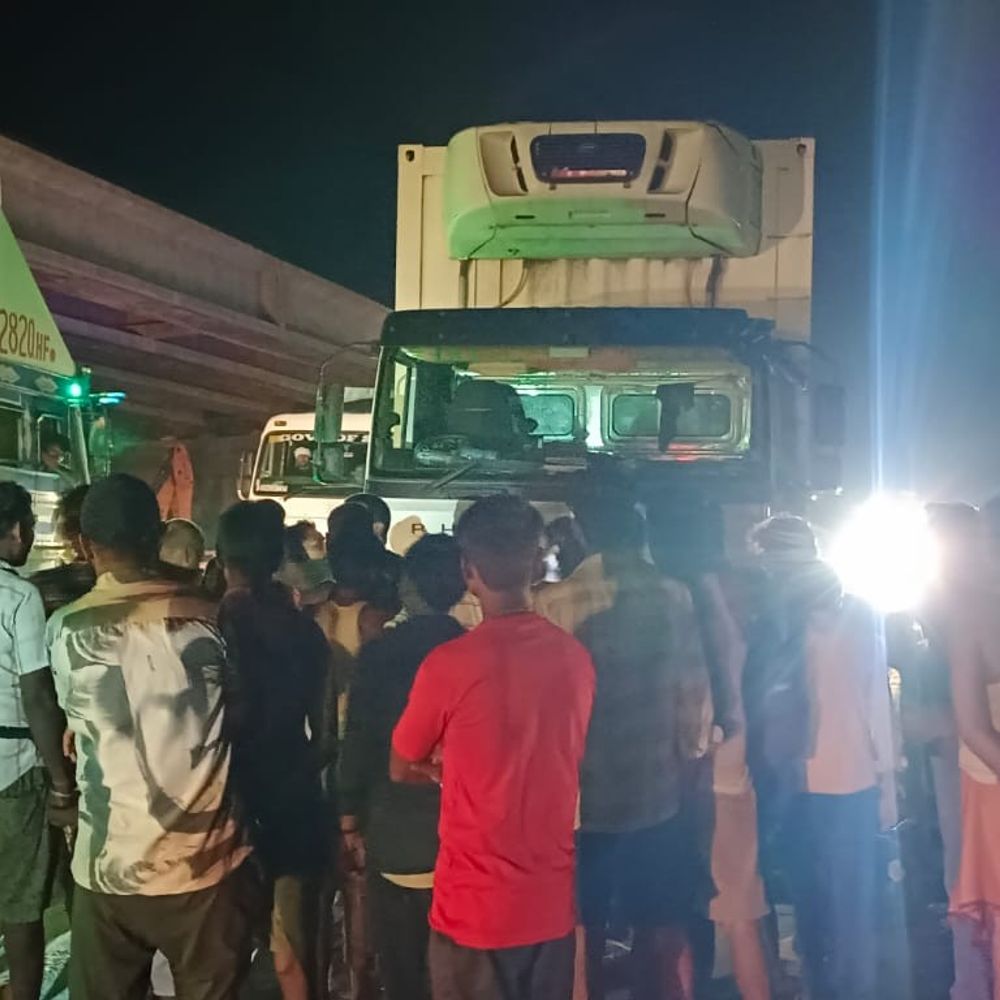मुजफ्फरपुर में ट्रक ने बाइक सवार को रौंदा:  लोगों ने चालक-खलासी को घेरकर किया हंगामा, पुलिस के आने के बाद मामला शांत – Muzaffarpur News