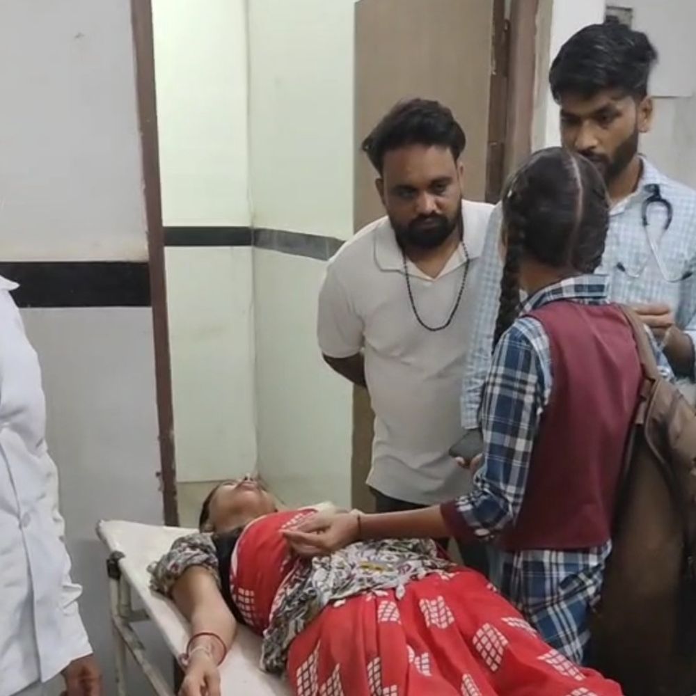 छतरपुर में बेटी ने पिता से बचाई मां की जान:पति ने जूते से पीटा तो बेटी ने डायल 112 कर बुलाई पुलिस, महिला अस्पताल में भर्ती