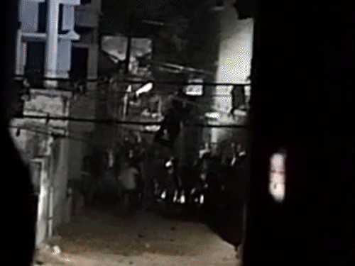 गांधीनगर में गरबा के दौरान दो गुट भिड़े:गरबा आयोजन में किया पथराव, दुकानों में तोड़फोड़ और गाड़ियों में आग लगाई, 60 हिरासत में