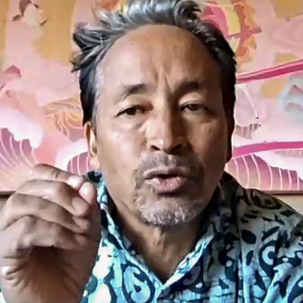 लेह हिंसा, सोनम वांगचुक बोले- मुझे बलि का बकरा बनाया:केंद्र ने उनके NGO का विदेशी फंडिंग लाइसेंस रद्द किया, हिंसा के लिए भी जिम्मेदार बताया