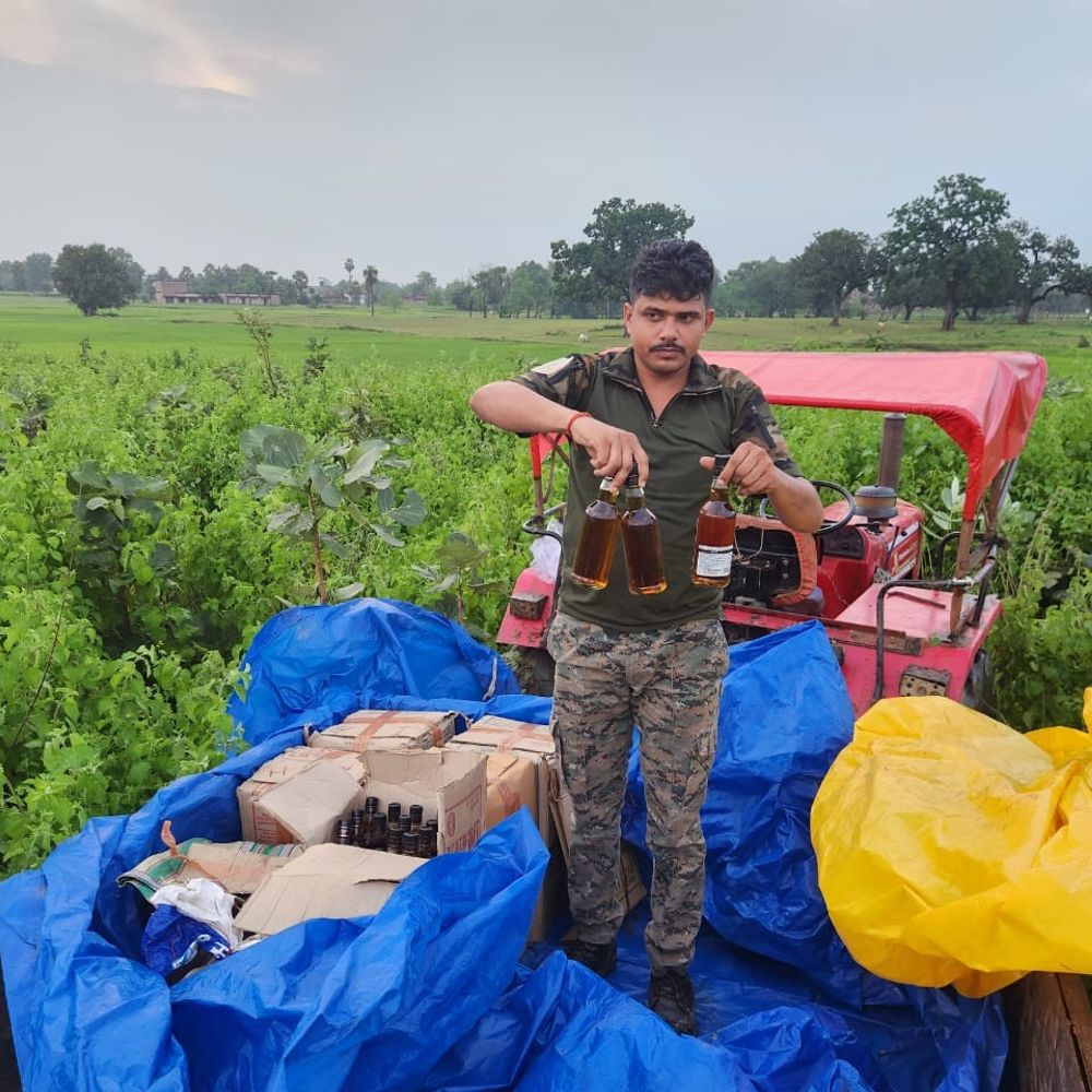 चतरा में ट्रैक्टर पर चल रही थी नकली शराब फैक्ट्री:  189 लीटर विदेशी शराब जब्त, मास्टर माइंड मुन्ना साव फरार – Chatra News
