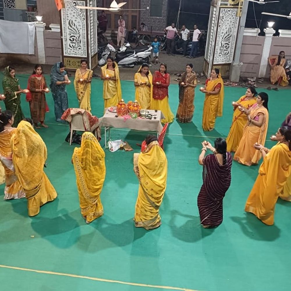 बड़वानी के खाटूश्याम मंदिर में पहली बार रात्रि गरबा:महिलाएं रोज अलग रंग की साड़ियां पहनकर कर रही माता की आराधना