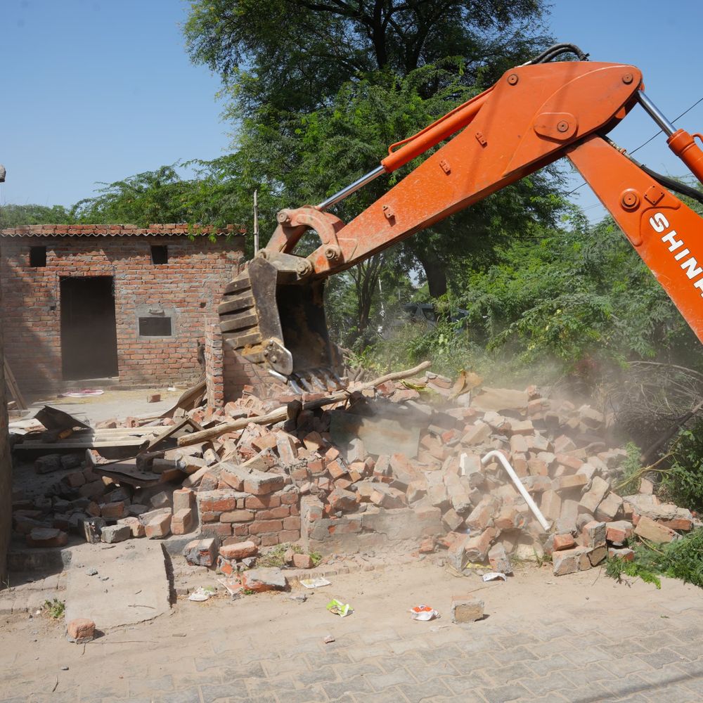 बठिंडा में महिला नशा तस्कर का मकान गिराया:  बहन पहले से ही जेल में बंद; SP बोले- आगे भी जारी रहेगी कार्रवाई – Bathinda News