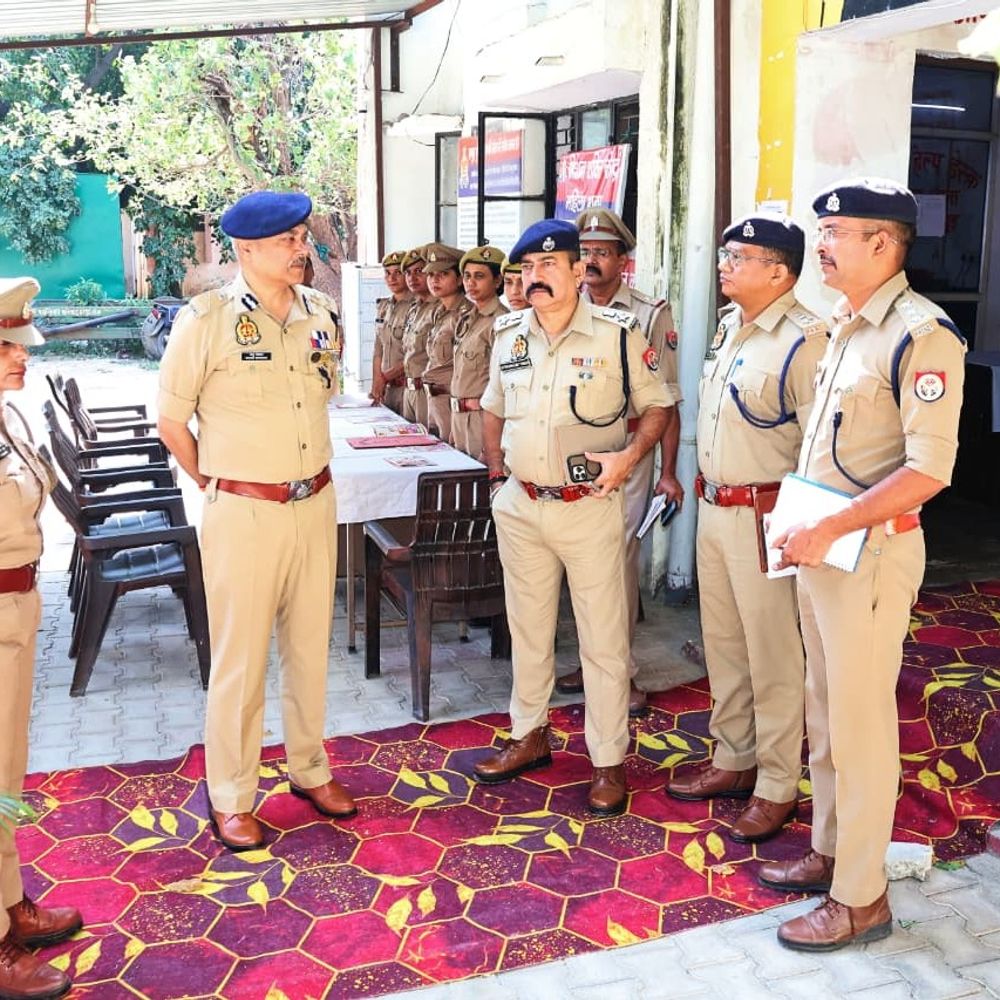 हापुड़ में महिला थाने पहुंचे ADG:सलामी लेने के बाद थाने के दस्तावेजों और रजिस्टरों की जांच की