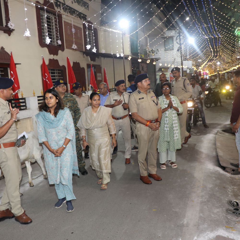 शाजापुर के गरबा पंडालों में सुरक्षा के पुख्ता इंतजाम:कलेक्टर और एसपी ने किया निरीक्षण, गौ रक्षा टीम ने युवाओं को तिलक लगाया
