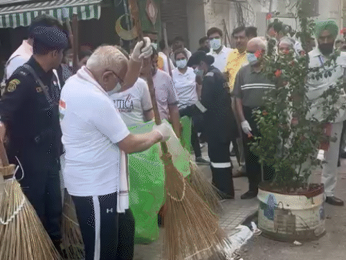 केंद्रीय ऊर्जा मंत्री खट्टर ने चंडीगढ़ में लगाई झाड़ू:एक घंटा स्वच्छता कार्यक्रम में भाग लिया; बोले-मैंने डंप साइड की सफाई का संकल्प लिया