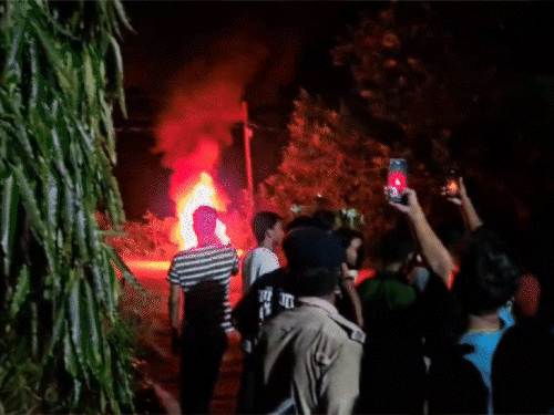 इंजीनियरिंग की छात्रा ने की खुदकुशी,स्टूडेंट्स का हंगामा:नालंदा में कैंपस में तोड़फोड़,गाड़ियां फूंकी; हॉस्टल छोड़ रहे स्टूडेंट, बोले- प्रिंसिपल मर्डरर है