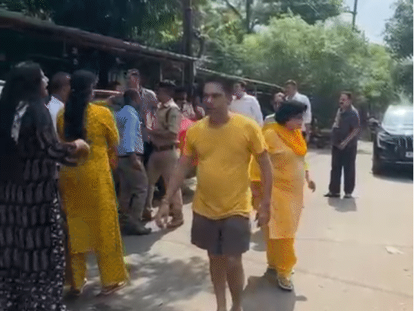 भोपाल में पूर्व-IAS परिवार और पड़ोसी के बीच विवाद:वकील पड़ोसी ने भी लगाए मारपीट के आरोप, दोनों ओर से थाने में शिकायत