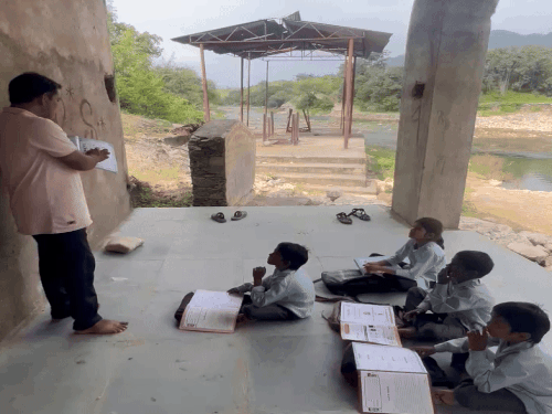 सरकारी स्कूल का पता-श्मशान घाट का बरामदा:बच्चे नाला पार नहीं कर सकते थे, जहां चिता जलती है, वहीं लगा दी क्लास