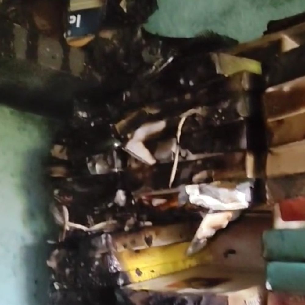 दुकान में लगी आग से व्यापारी को नुकसान:  कपड़े की दुकान में शॉर्ट सर्किट से आग, डेढ़ लाख नकद समेत लाखों का सामान जला – koderma News