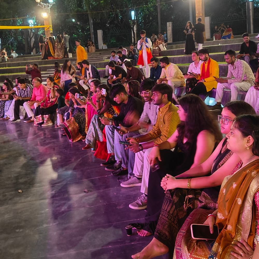 लखनऊ में डांडिया नाइट का आयोजन:लोहिया पार्क में गुजराती लोकधुन पर थिरके युवा