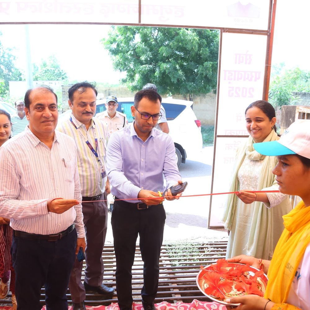 स्थानीय और खादी उत्पादों की प्रदर्शनी शुरू:हनुमानगढ़ में 24 स्टॉल लगे, 120 प्रतिभागियों ने लिया हिस्सा; 2 अक्टूबर तक चलेगी