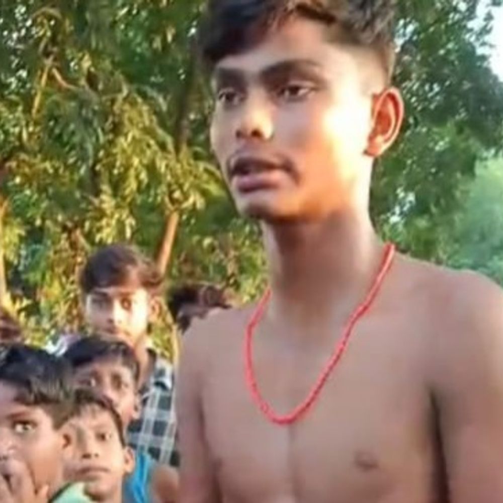 बांका में स्कूल संचालक ने स्टूडेंट को बेरहमी से पीटा:छात्र बोलता रहा- 'सर! मैंने हल्ला नहीं किया', संचालक बरसाते रहे छड़ी; शरीर पर छाले पड़े