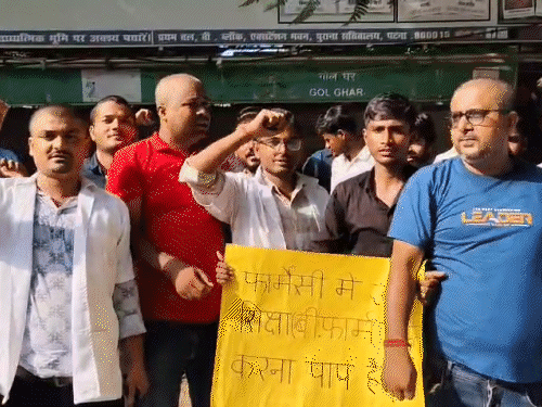 फार्मासिस्टों का विरोध, स्वास्थ्य मंत्री को दिखाए काले झंडे:बीफार्मा छात्रों को नौकरी से बाहर करने के खिलाफ गुस्सा, कहा- सरकार डीफार्मा वालों को ही दे रही मौका