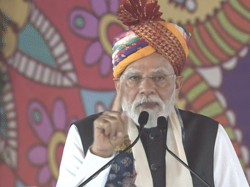 बांसवाड़ा में मोदी बोले-कांग्रेस राज में लूट ही लूट थी:राजस्थान पेपरलीक का सेंटर बन गया था; वसुंधरा राजे से मंच पर की चर्चा