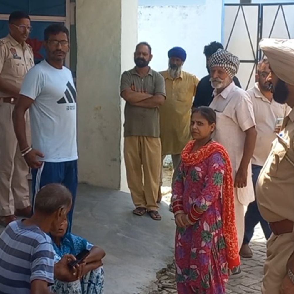 होशियारपुर में NRI, केयरटेकर महिला की हत्या:घर के अंदर मिली दोनों की लाशें; बेटियां दीवार फांदकर घर में घुसीं तब चला पता