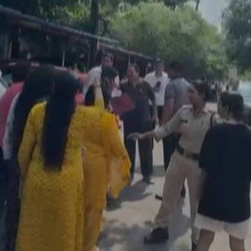भोपाल में पूर्व-IAS परिवार और पड़ोसी के बीच विवाद:वकील पड़ोसी ने भी लगाए मारपीट के आरोप, दोनों ओर से थाने में शिकायत