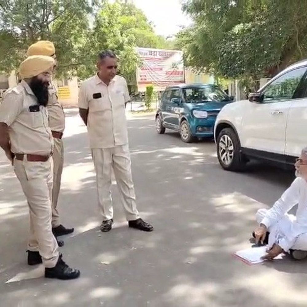 पौत्र का आधार कार्ड न बनने पर दादा का धरना:अधिकारियों ने तकनीकी खामी बताई, समाधान का आश्वासन दिया